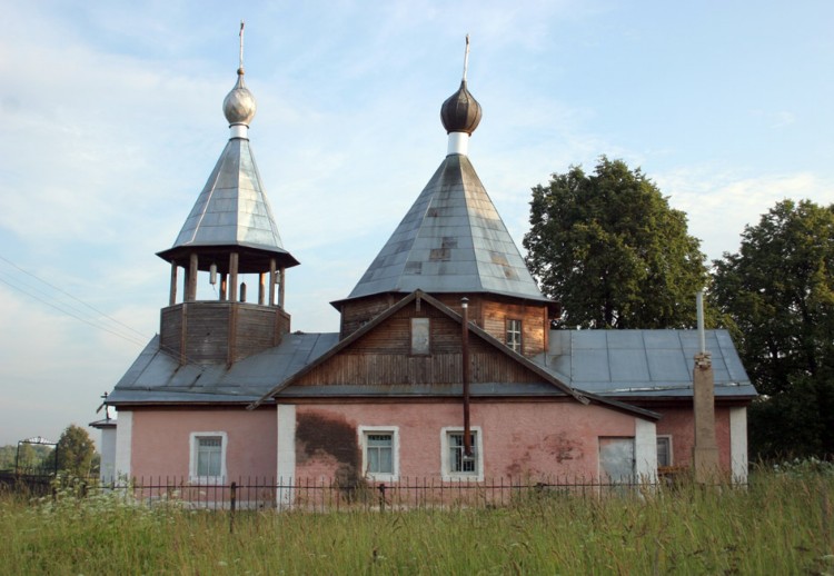 Спасское. Церковь Бориса и Глеба. общий вид в ландшафте