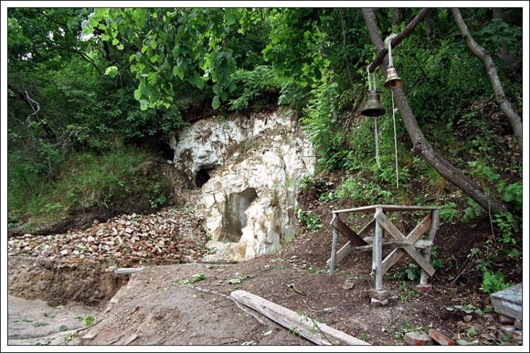 Кирпичи (Белогорье). Белогорский Воскресенский монастырь. фасады, Вход в храм