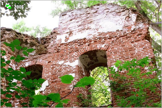 Церковь Иоанна Богослова, Меркутино (Вязниковский район, Владимирская область). архитектурные детали, Северная стена основного объема в уровне второго яруса. Вид со стороны интерьера. В углах сохранились следы тромпов - маленьких сводиков, скругляющих углы четверика и позволяющих плавно перейти к куполу над основным объемом