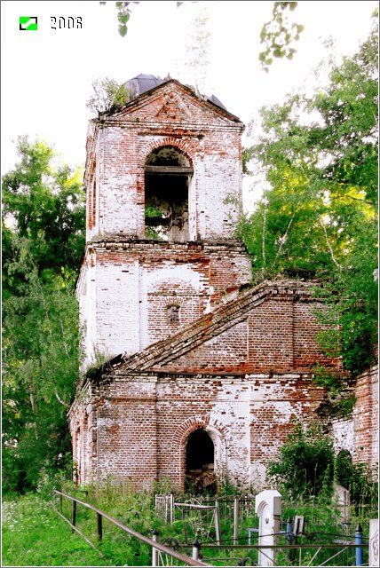 Церковь Иоанна Богослова, Меркутино (Вязниковский район, Владимирская область). фасады, Южный фасад колокольни. С боков её окружают закрытые лестницы на второй ярус церкви