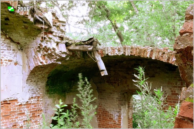 Церковь Иоанна Богослова, Меркутино (Вязниковский район, Владимирская область). интерьер и убранство, Остатки свода над северной лестницей на второй ярус. Слева примыкание колокольни.