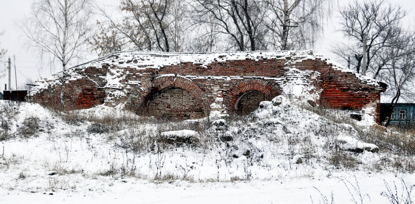 Церковь Николая Чудотворца, Борисоглеб (Муромский район и г. Муром, Владимирская область). дополнительная информация, надвратная церковь Николая Чудотворца (снесена в 1930-е). сейчас к остаткам южной стены примыкает советская постройка, из которой продают мясо		      