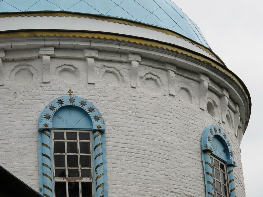 Церковь Вознесения Господня, Сурмино (Дмитровский городской округ, Московская область). архитектурные детали, Вознесенская церковь в Сурмино. Фрагмент подкупольного барабана.