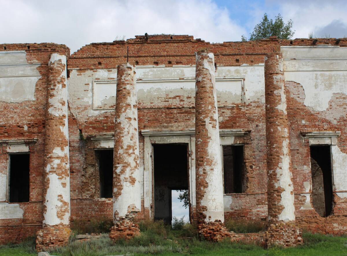 Церковь Сретения Господня, Окуневское (Каргапольский район, Курганская область). архитектурные детали, Колонны с южной стороны(в аварийном состоянии)
