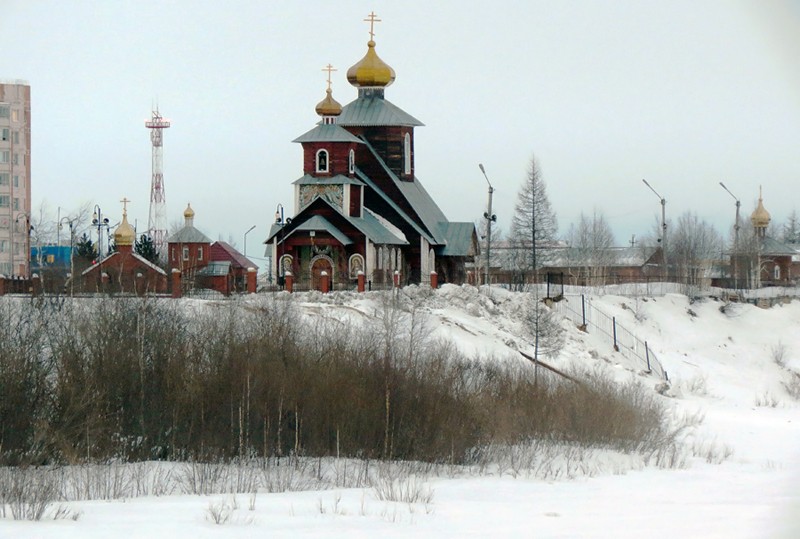 Новый Уренгой. Церковь Серафима Саровского. общий вид в ландшафте