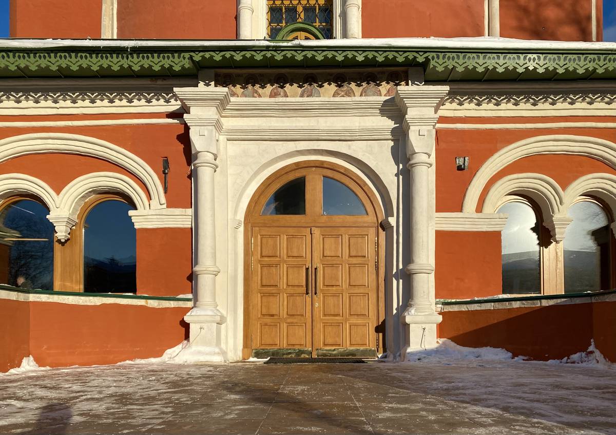 Главный вход, архитектурные детали. Донской монастырь.  Большой собор Донской иконы Божией Матери, Донской (Южный административный округ (ЮАО), г. Москва)