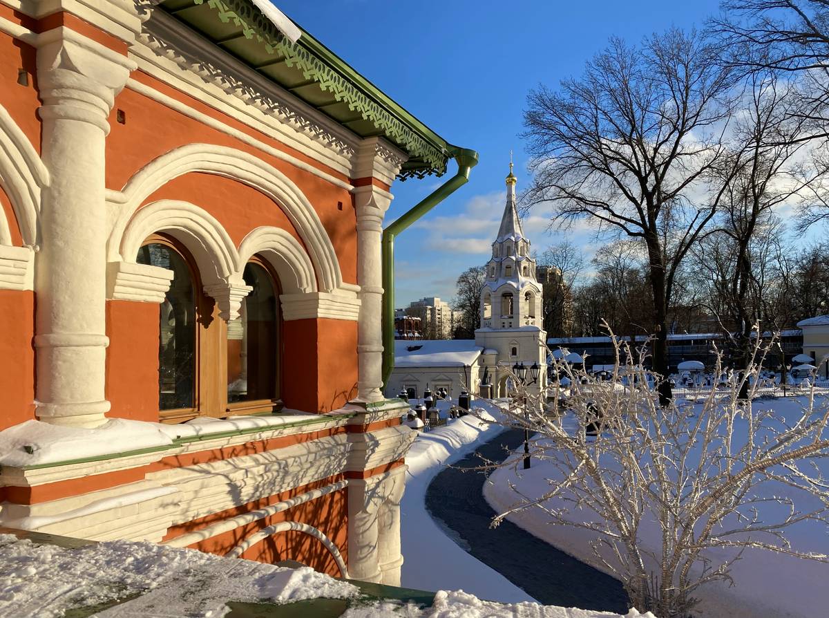 Вид с крыльца в сторону малого собора, архитектурные детали. Донской монастырь.  Большой собор Донской иконы Божией Матери, Донской (Южный административный округ (ЮАО), г. Москва)
