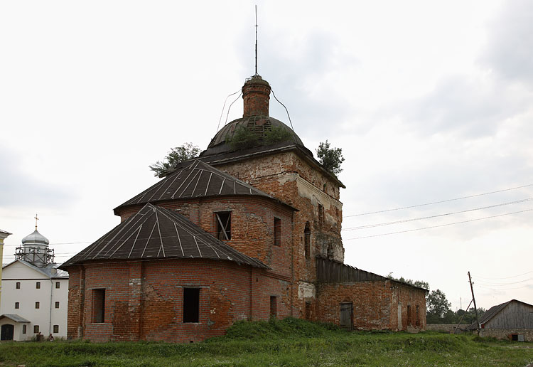 Георгиевский монастырь. Церковь Георгия Победоносца, Искра (Мещовский район, Калужская область). фасады