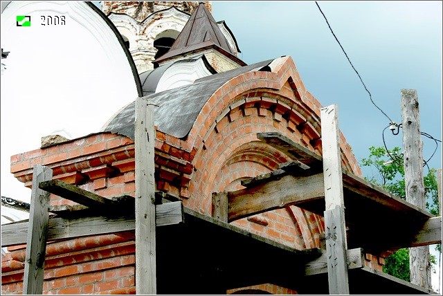 Благовещенский женский монастырь. Собор Благовещения Пресвятой Богородицы, Киржач (Киржачский район, Владимирская область). архитектурные детали, Фрагмент пристройки-новодела каменной лестницы на второй ярус храма с южной стороны в процессе работ