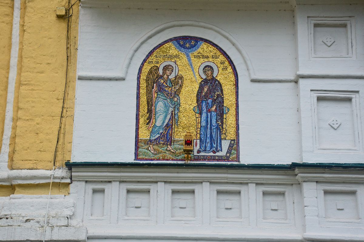 Благовещенский женский монастырь. Церковь Спаса Всемилостливого, Киржач (Киржачский район, Владимирская область). архитектурные детали, Мозаичная икона на фасаде храма.