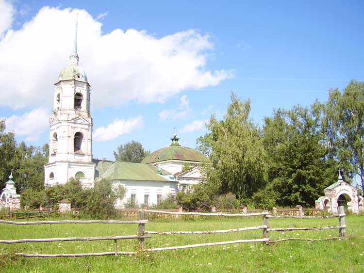 Задорожье. Церковь Покрова Пресвятой Богородицы. общий вид в ландшафте