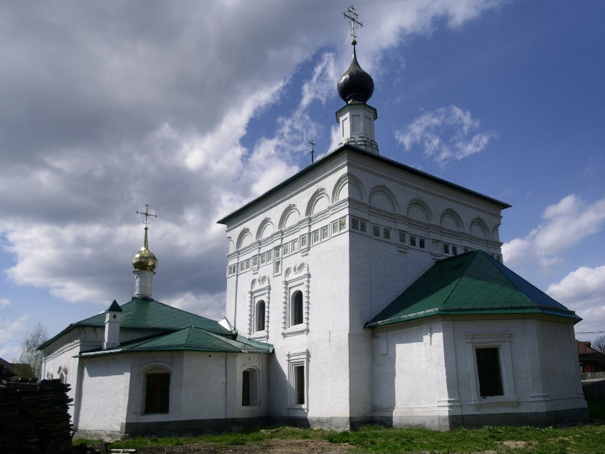 Церковь Преображения Господня, Торопец (Торопецкий район, Тверская область). фасады, угловые кокошники главного объема украшают сразу два смежных фасада, вид с юго-востока