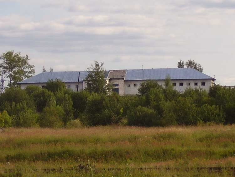 Успенский женский монастырь, Кинешма (Кинешемский район, Ивановская область). общий вид в ландшафте, Левая половина достроена уже в советское время прибл.1936-1939г.г., в правой - находились монашеские кельи