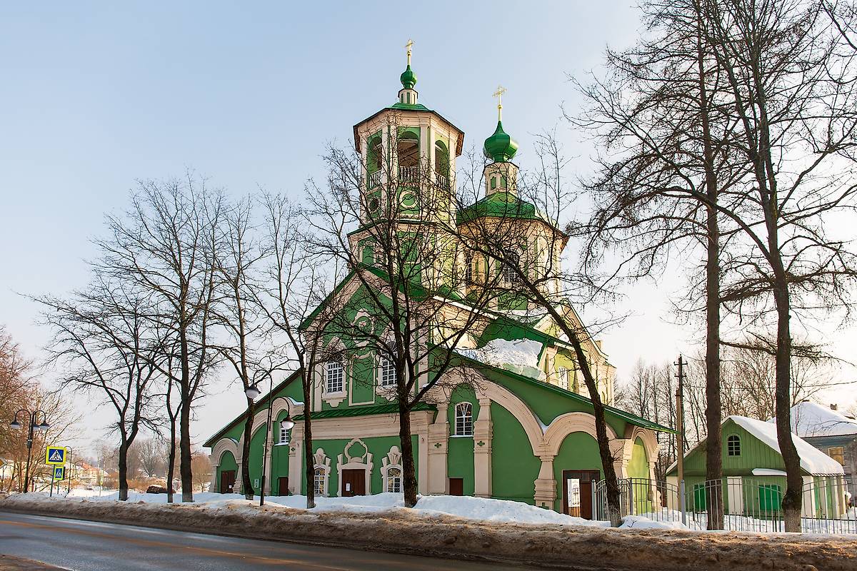 общий вид в ландшафте. Церковь Богоявления Господня, Торопец (Торопецкий район, Тверская область)