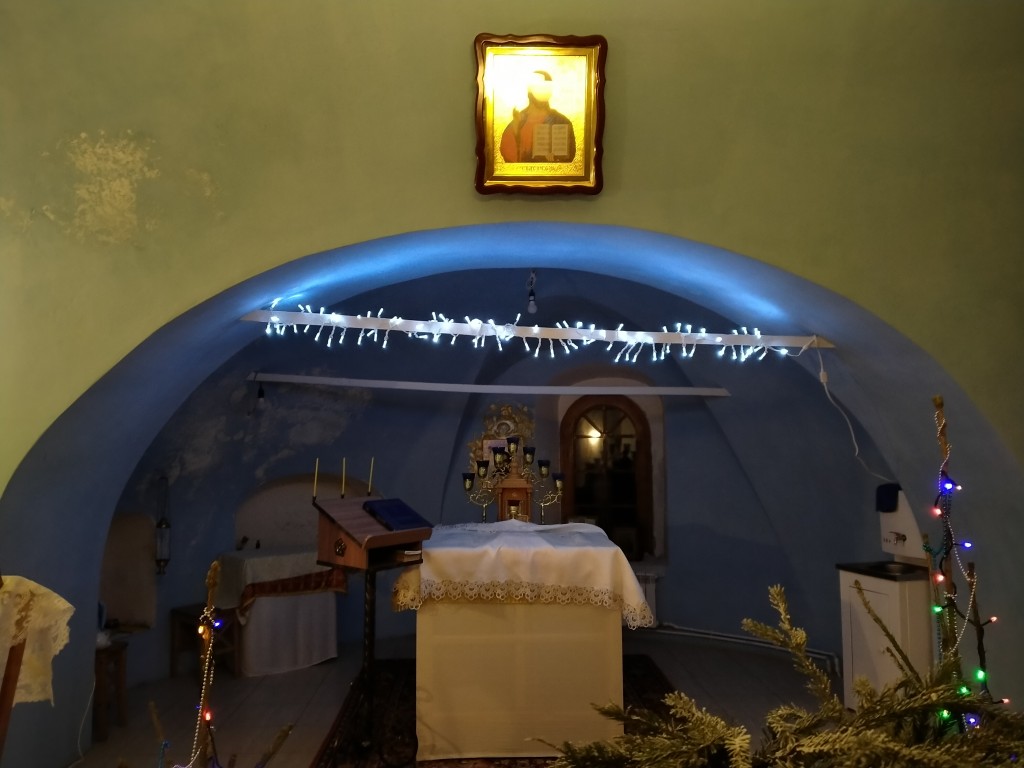 Церковь Рождества Иоанна Предтечи, Торопец (Торопецкий район, Тверская область). интерьер и убранство, интерьер теплого придела с рождественской подсветкой