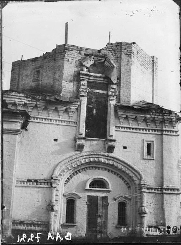 Церковь Преображения Господня, Торопец (Торопецкий район, Тверская область). архивная фотография, Вид на нижние ярусы колокольни в процессе разборки. Фото Олсуфьевой С. В. 1933 г. из коллекции ГНИМА. (ГК № 19694599)