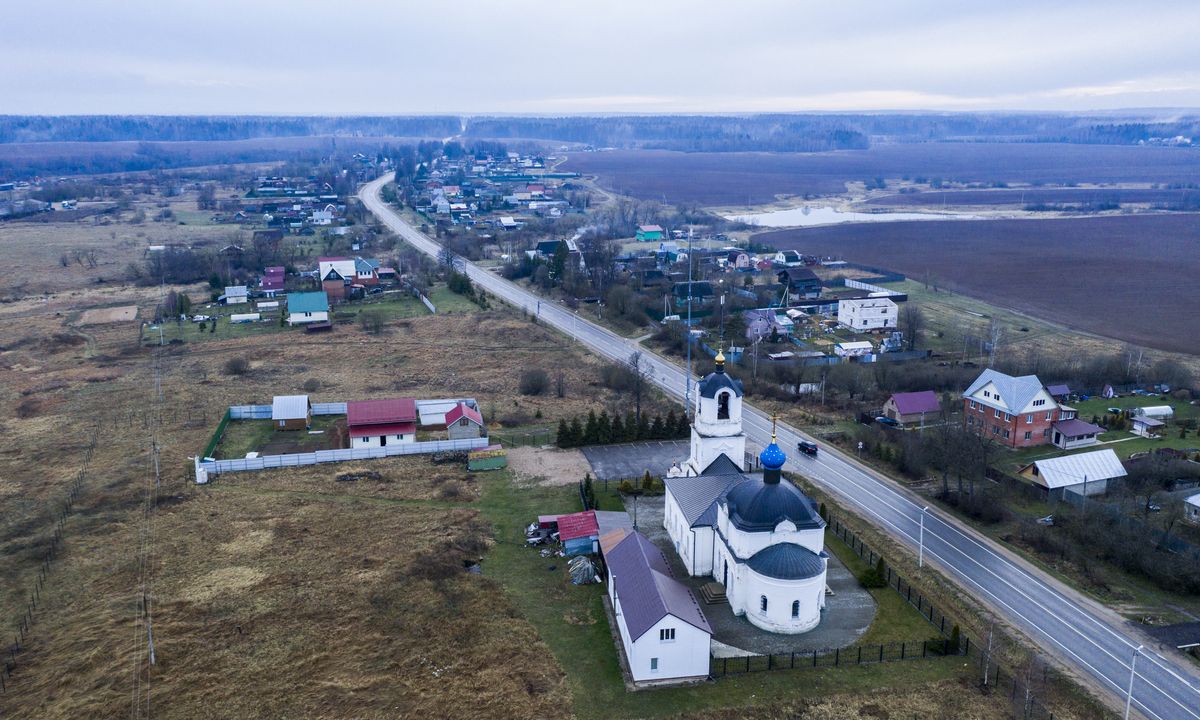 общий вид в ландшафте. Церковь Покрова Пресвятой Богородицы, Локотня (Одинцовский городской округ и ЗАТО Власиха, Краснознаменск, Московская область)