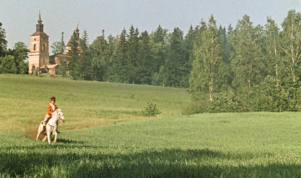 кадр из фильма "Гусарская баллада", архивная фотография. Церковь Николая Чудотворца, Подьячево (Дмитровский городской округ, Московская область)