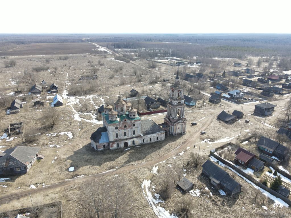 Еськи. Церковь Богоявления Господня. общий вид в ландшафте