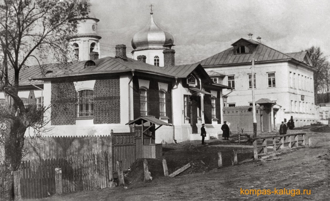 Церковь Петра и Павла, Мещовск (Мещовский район, Калужская область). архивная фотография, Завершение храма отчетливо видно за заднием по улице Декабристов (источник - http://kompas-kaluga.ru/historyitem/12339/)