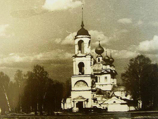 Хреново. Колокольня церкви Покрова Пресвятой Богородицы. архивная фотография, фото с сайта http://genskov.ru/nuda/hrami-goroda-vichugi-i-okrestnostej-bezzubov-s-s/stranica-4.html