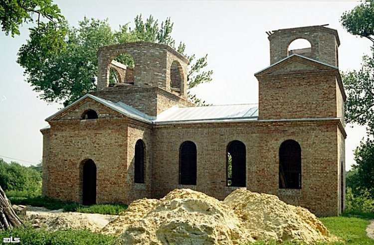 Церковь Рождества Иоанна Предтечи (новая), Снежков (Богодуховский район, Украина, Харьковская область). общий вид в ландшафте, Строящийся храм.