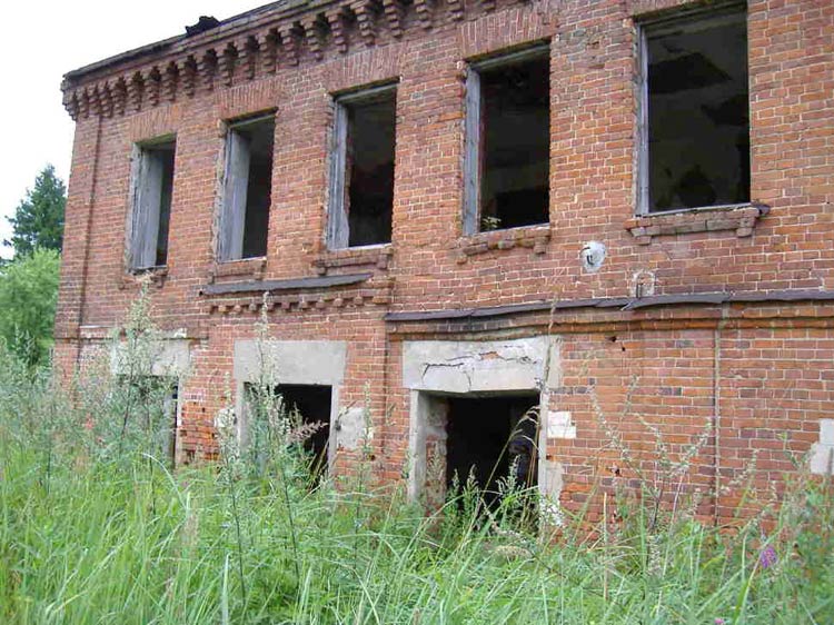 Церковь Троицы Живоначальной, Заборовье (Калининский район, Тверская область). дополнительная информация, Жилые постройки на территории храма.