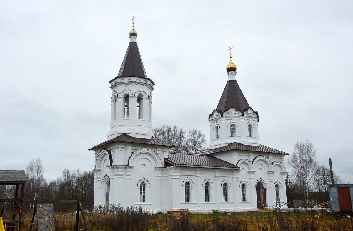 Церковь Троицы Живоначальной, Заборовье (Калининский район, Тверская область). фасады, Вид Троицкого храма с юго-западной стороны.