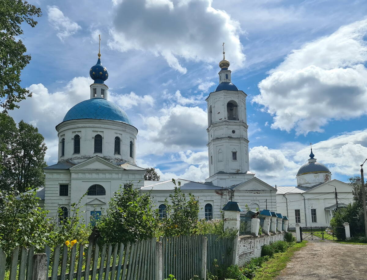 Храмовый комплекс. Церкви Воздвижения Креста Господня и Троицы Живоначальной, Костерёво (Петушинский район, Владимирская область). общий вид в ландшафте, Вид с севера