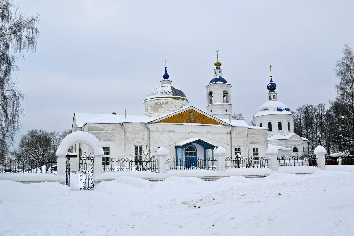 общий вид в ландшафте. Храмовый комплекс. Церкви Воздвижения Креста Господня и Троицы Живоначальной, Костерёво (Петушинский район, Владимирская область)