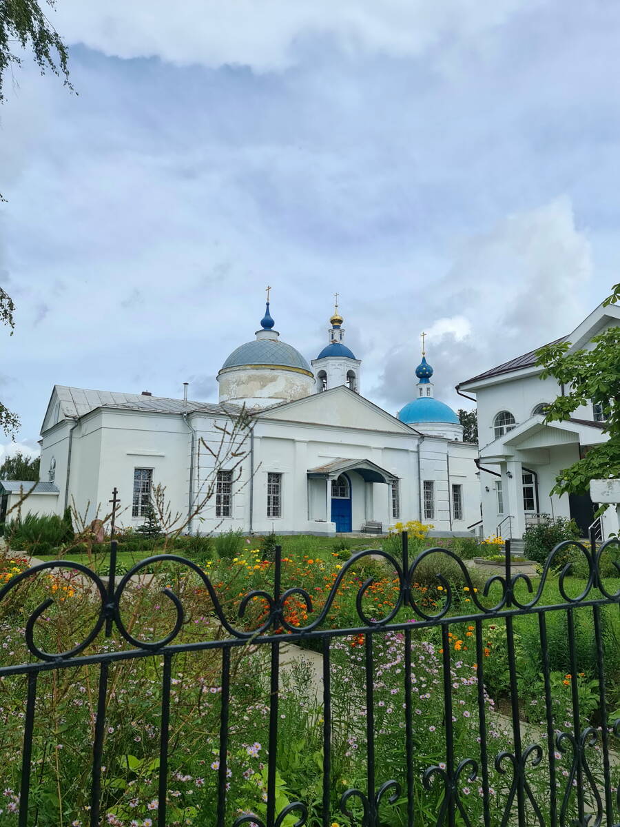 Церковь Троицы Живоначальной, Костерёво (Петушинский район, Владимирская область). общий вид в ландшафте, Вид с юго-запада