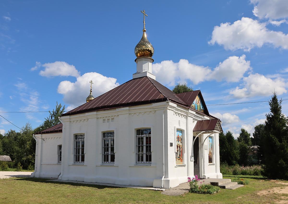 общий вид в ландшафте. Церковь Троицы Живоначальной, Костино (Петушинский район, Владимирская область)