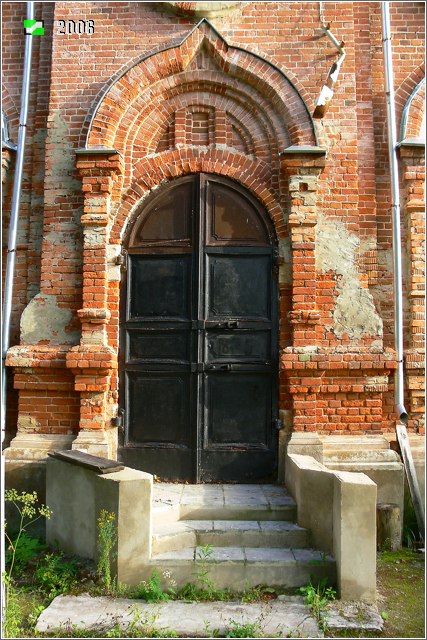 Церковь Казанской иконы Божией Матери, Марково, село (Петушинский район, Владимирская область). архитектурные детали, Северный вход с крыльцом-новоделом в прогрессивных архитектурных формах