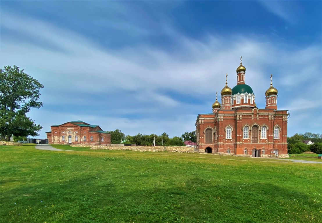 Сезёновский Иоанно-Казанский женский монастырь, Сезёново (Лебедянский район, Липецкая область). фасады, Рождественская церковь и Троицкий собор, вид от ворот