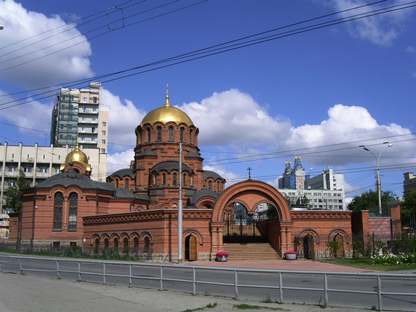 Новосибирск. Собор Александра Невского. фасады, Вид с юга на ансамбль Александро-Невского собора. Слева - крестильный храм Иоанна Предтечи, за южными воротами - надкладезная часовня.