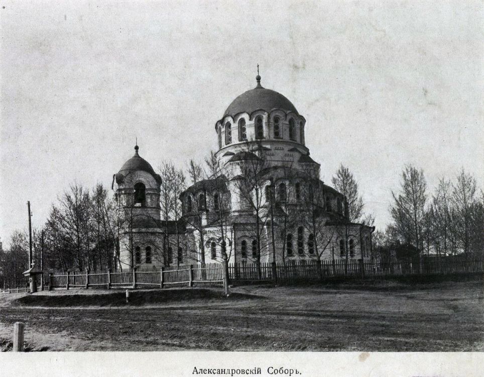 Собор Александра Невского, Новосибирск (Новосибирск, город, Новосибирская область). архивная фотография, Слева - водосвятная часовня