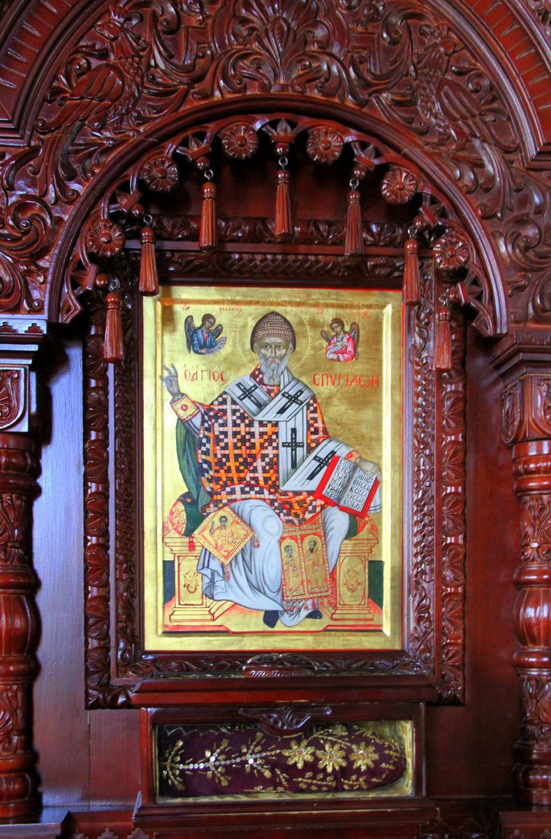 Киот с иконой и тапочком Спиридона Тримифунтского., дополнительная информация. Собор Александра Невского, Новосибирск (Новосибирск, город, Новосибирская область)