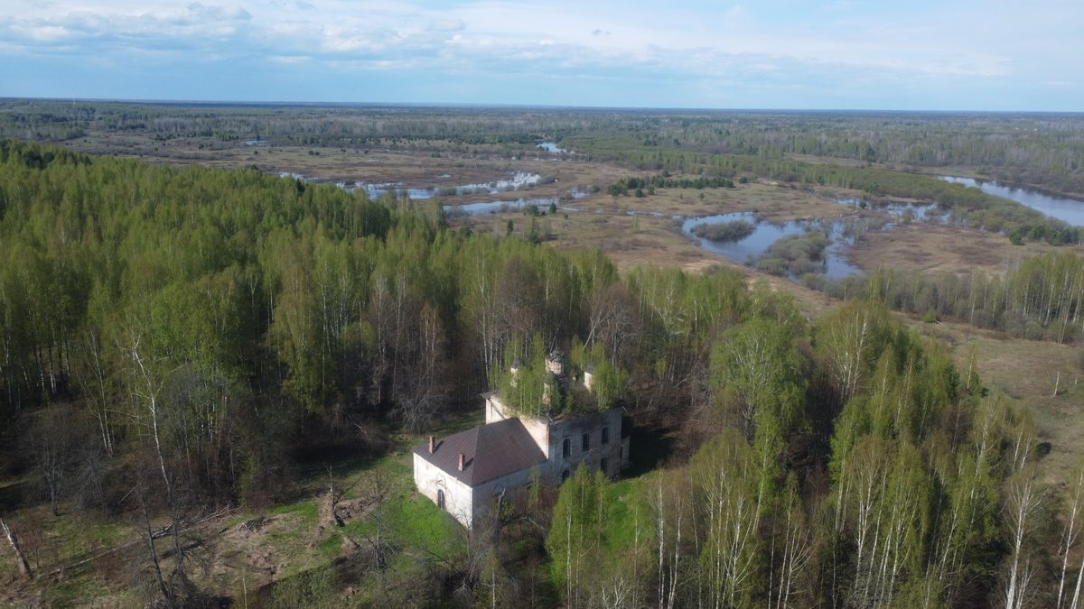 общий вид в ландшафте. Церковь Воскресения Христова, Усть-Нея (Макарьевский район, Костромская область)
