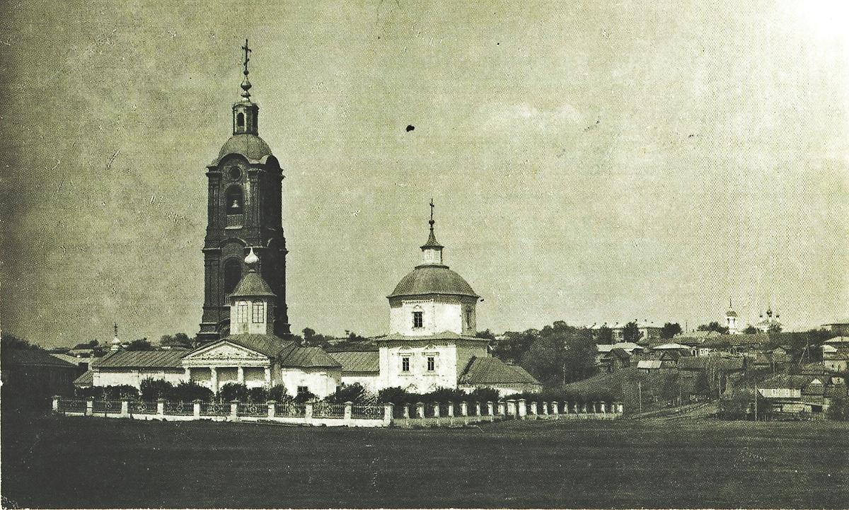 Никольская церковь на переднем плане. 1910 г. Из фондов МРОКМ, архивная фотография. Церковь Успения Пресвятой Богородицы (Николая Чудотворца), Саранск (Саранск, город, Республика Мордовия)