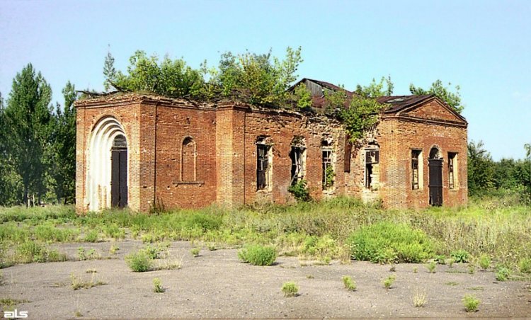 Петропавловка. Церковь Петра и Павла. общий вид в ландшафте