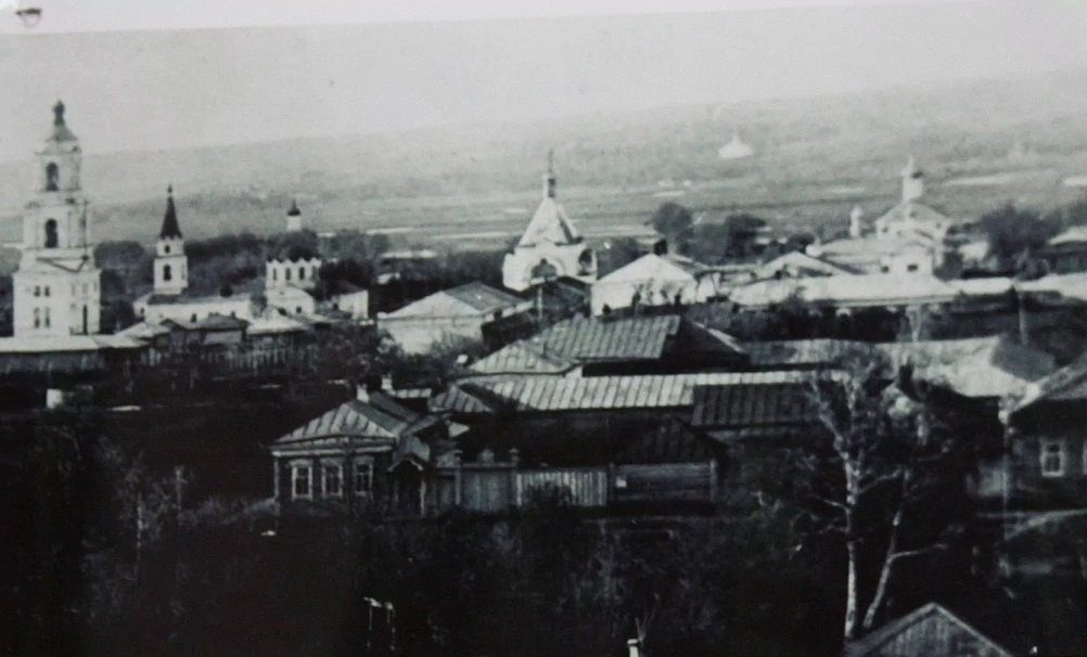 Монастырь (справа) на панораме старого Инсара. Начало XX века. Источник: mordovians.ru, архивная фотография. Свято-Ольгинский женский монастырь, Инсар (Инсарский район, Республика Мордовия)