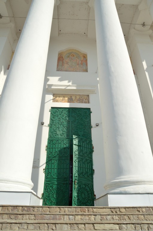 Моршанск. Кафедральный собор Троицы Живоначальной. дополнительная информация, Входная массивная дверь