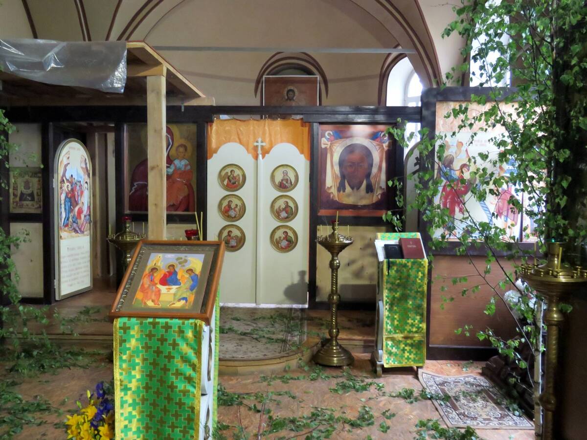 Церковь Смоленской иконы Божией Матери, Кушалино (Рамешковский район, Тверская область). интерьер и убранство, Временная церковь в трапезной
