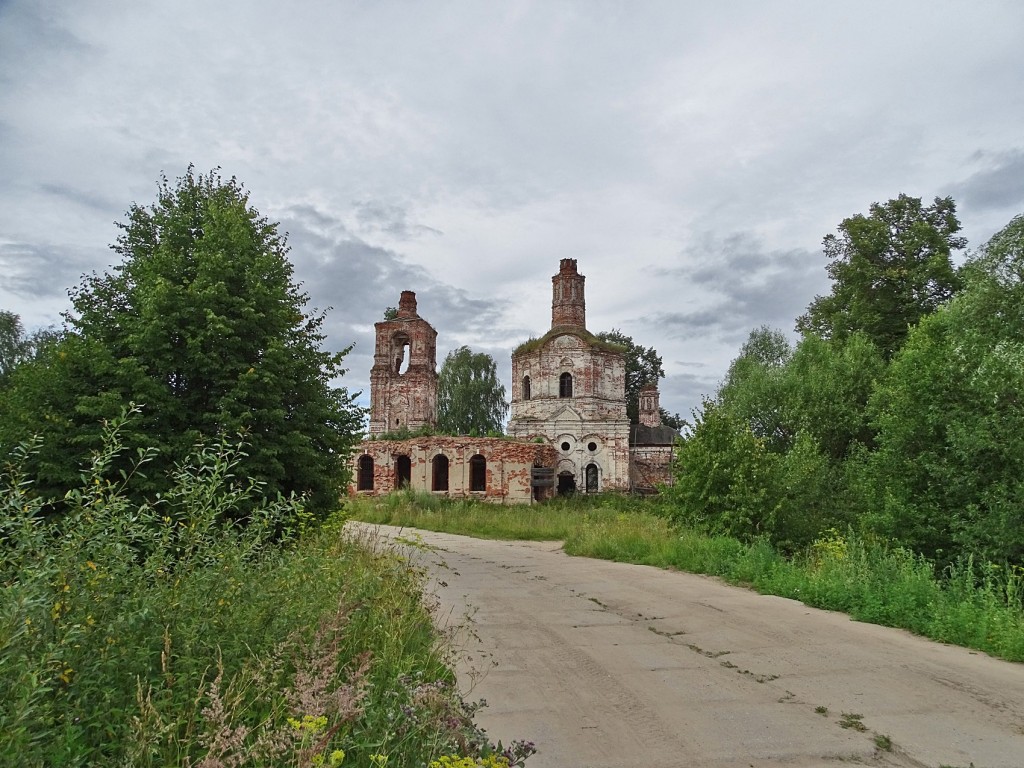 Романово. Церковь Троицы Живоначальной. общий вид в ландшафте