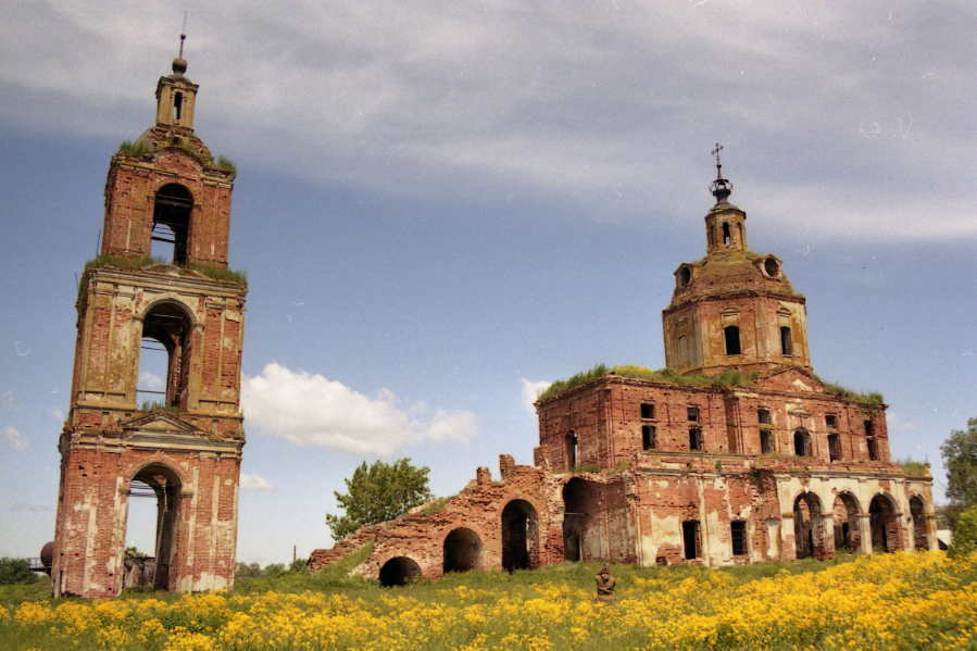 Нестерово. Церковь Димитрия Солунского. общий вид в ландшафте, Дмитриевская церковь, общий вид с юга