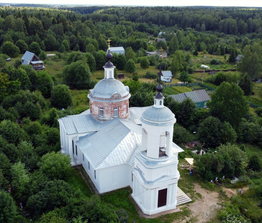 Волохово. Церковь Бориса и Глеба. общий вид в ландшафте