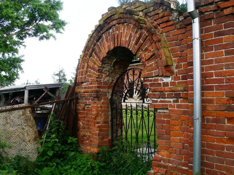 Церковь Бориса и Глеба, Дракино (Серпуховский городской округ и гг. Протвино, Пущино, Московская область). дополнительная информация, южная калитка ограды