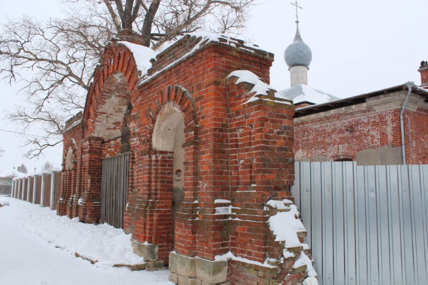Церковь Бориса и Глеба, Дракино (Серпуховский городской округ и гг. Протвино, Пущино, Московская область). дополнительная информация, Ворота церковной ограды, вид с улицы