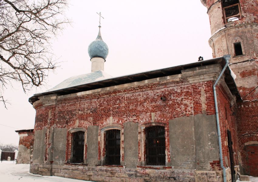 Церковь Бориса и Глеба, Дракино (Серпуховский городской округ и гг. Протвино, Пущино, Московская область). архитектурные детали, Основной объем храма и средняя часть, вид с севера