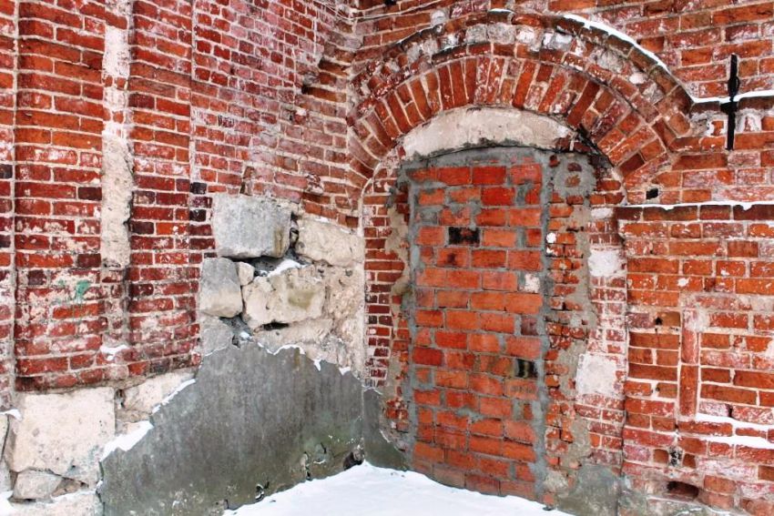 Церковь Бориса и Глеба, Дракино (Серпуховский городской округ и гг. Протвино, Пущино, Московская область). архитектурные детали, Северный вход в колокольню заложили кирпичом в года лихолетья